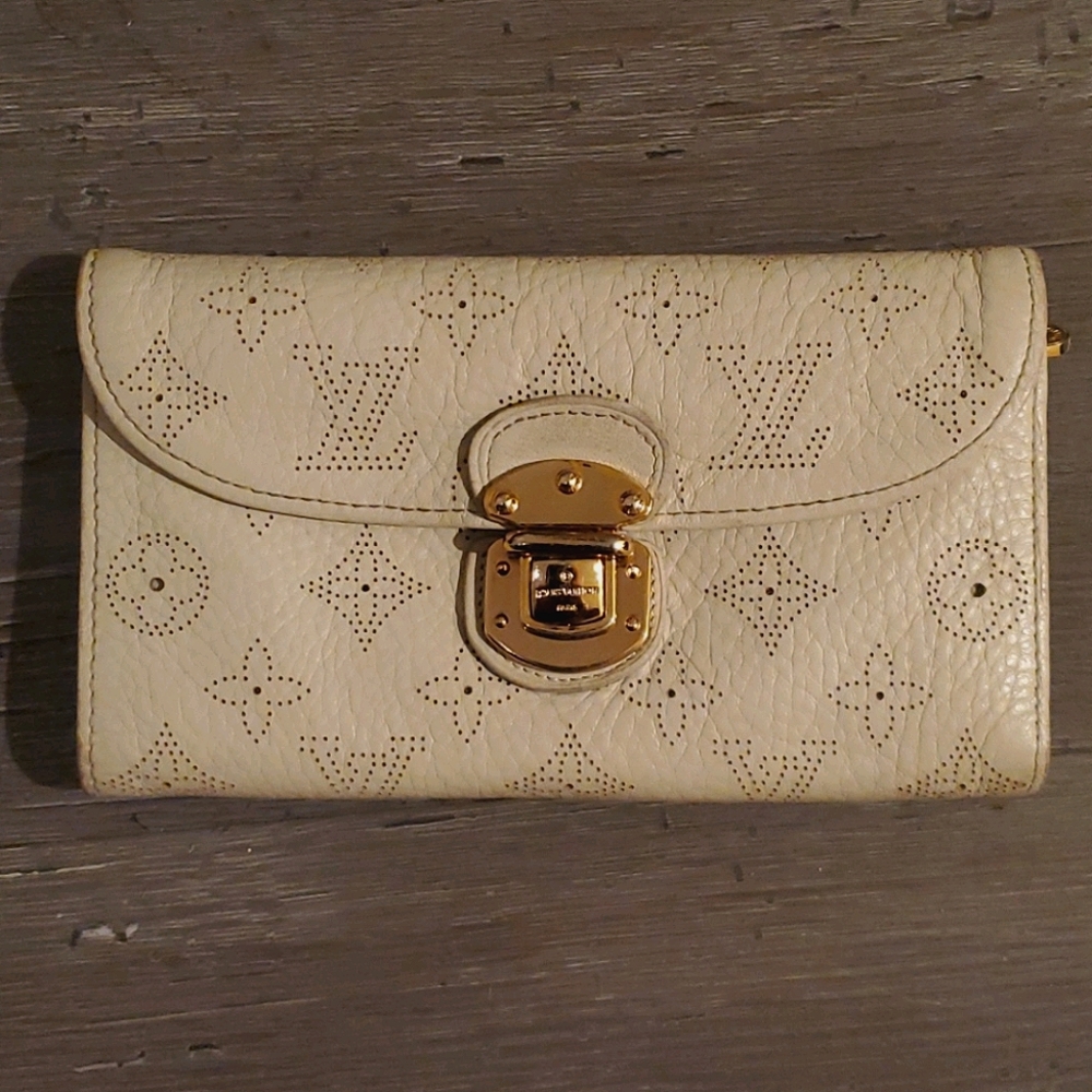 AUTHENTIC LOUIS VUITTON "Amelia" Wallet/Clutch